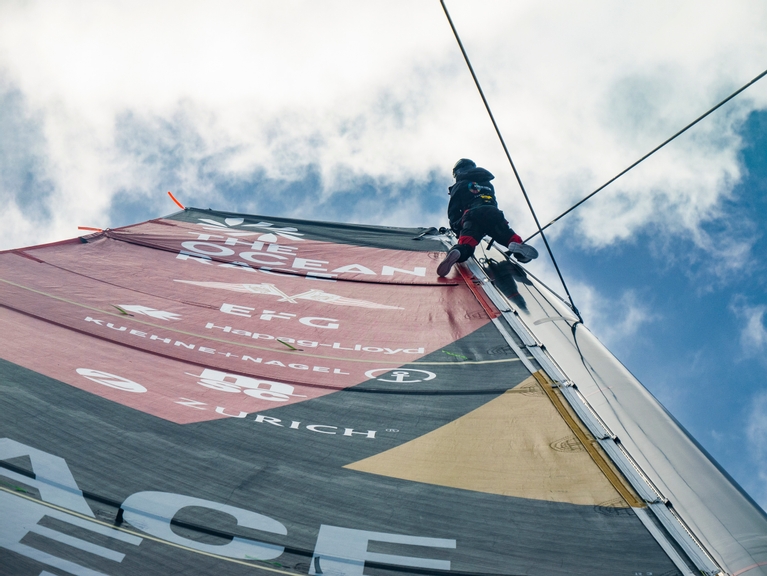 Equipe percebeu estrago em mastro do veleiro – Foto: Team Malizia/The Ocean Race/Reprodu&ccedil;&atilde;o/ND