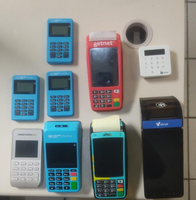 M&aacute;quinas de cart&atilde;o de cr&eacute;dito tamb&eacute;m foram apreendias – Foto: Pol&iacute;cia Civil / Divulga&ccedil;&atilde;o / ND