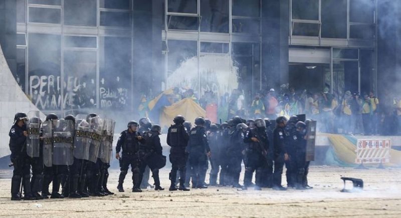 Manifestantes durante a invas&atilde;o &agrave; pra&ccedil;a dos Tr&ecirc;s Poderes em 8 de janeiro – Foto: Marcelo Camargo /Ag&ecirc;ncia Brasil