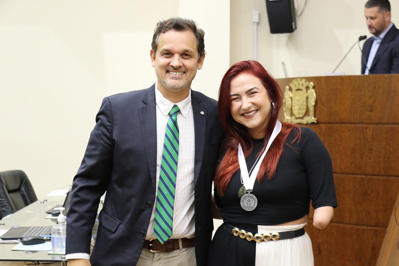 A youtuber Mariana Torquato tamb&eacute;m recebeu a medalha – Foto: CMF/Divulga&ccedil;&atilde;o/ND