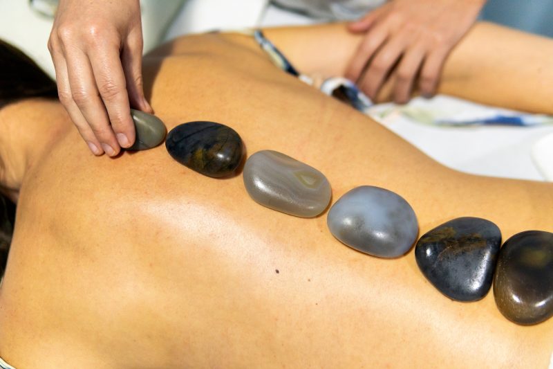 Massagem com pedras quentes – Foto: Hakuna Matata Lazer e Eventos/Pratas Termas Resort &amp; Convention/Divulga&ccedil;&atilde;o