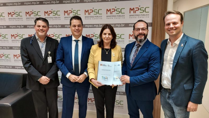 O momento de entrega do projeto ao procurador do MPSC, Fernando Comin, nesta semana. – Foto: Divulga&ccedil;&atilde;o