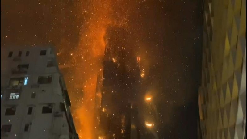 Um arranha-c&eacute;u em constru&ccedil;&atilde;o em Hong Kong pegou fogo – Foto: Peter PARKS / AFPTV / AFP