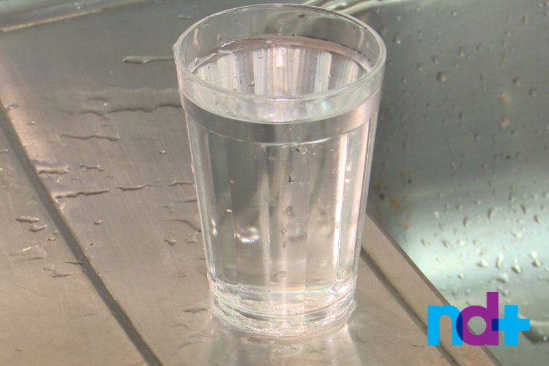 &Aacute;gua est&aacute; com cheiro e gosto ruins – Foto: Juliano Masselai/NDTV