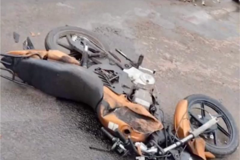 Moto ficou destru&iacute;da ap&oacute;s acidente – Foto: Reprodu&ccedil;&atilde;o