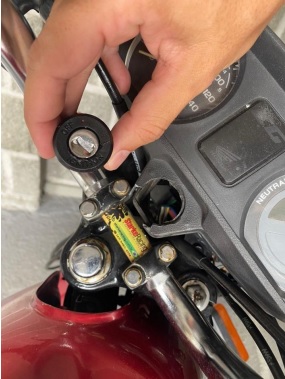 Moto foi danificada durante a tentativa de furto – Foto: Pol&iacute;cia Militar / Reprodu&ccedil;&atilde;o ND