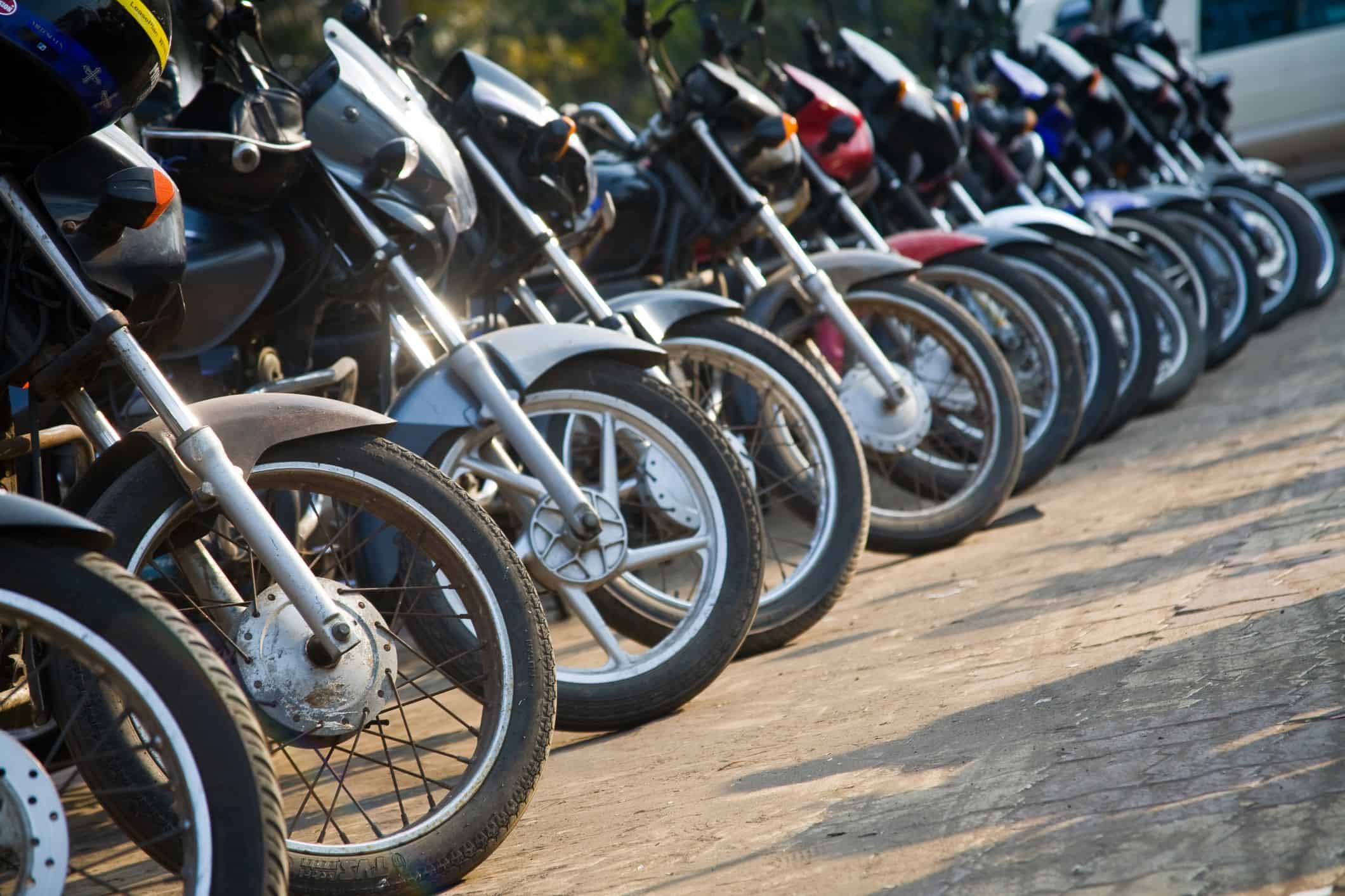 Adolescente e jovem sem habilitação que conduziam motos colidem e ficam  feridos no Vale do Itajaí