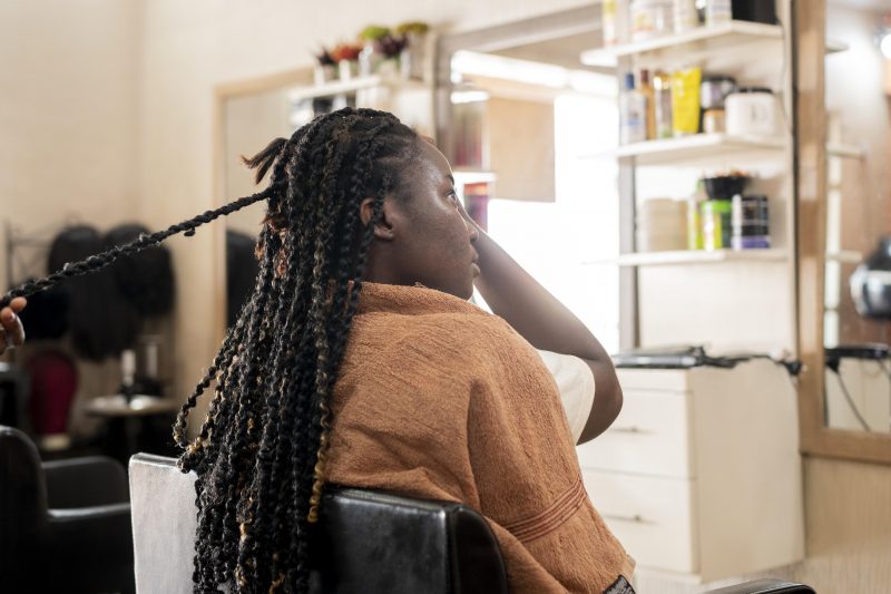 Mulher trançando o cabelo