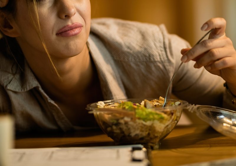 homem abandona namorada em restaurante