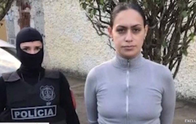Mulher seria respons&aacute;vel pela contabilidade do tr&aacute;fico de drogas e por aceitar e cadastrar o nome de novos integrantes da fac&ccedil;&atilde;o – Foto: RICTV/ Reprodu&ccedil;&atilde;o/ND