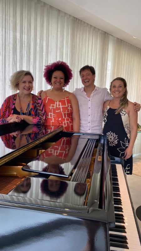 O pianista Luiz Gustavo Zago com as convidadas B&aacute;rbara Dam&aacute;sio, Juliana Passos e Cam&eacute;lia Martins- Foto: Divulga&ccedil;&atilde;o/ND