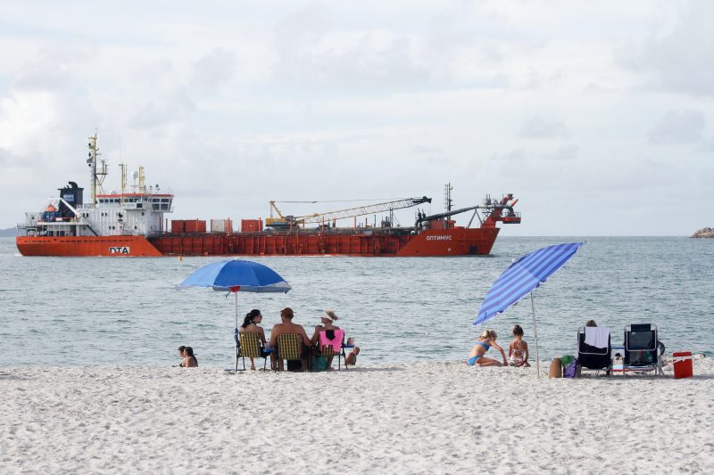 N&atilde;o &eacute; um transatl&acirc;ntico, nem um navio, mas a draga russa que est&aacute; aumentando a praia dos Ingleses – Foto: Leo Munhoz/ND