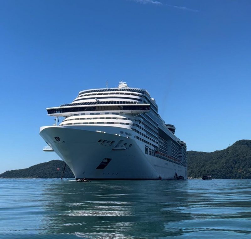 Foto frontal de um navio de cruzeiro atracado; Litoral Norte de SC espera muitos cruzeiros