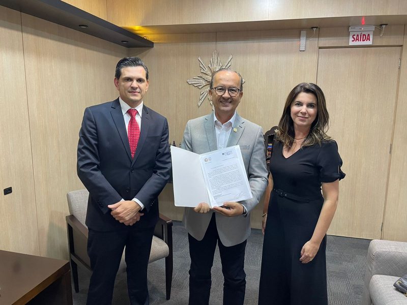 O governador Jorginho Mello (PSD) entre Alexandre Estefani, presidente da ACMP, e Tatiana Borges Agostini, 1&ordf; secret&aacute;ria – Foto: Divulga&ccedil;&atilde;o/ND