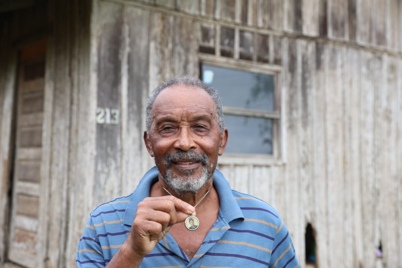 Ol&iacute;vio exibe a imagem de Santa Bakhita, considerada a padroeira dos escravizados – Foto: Carlos Jr/ND