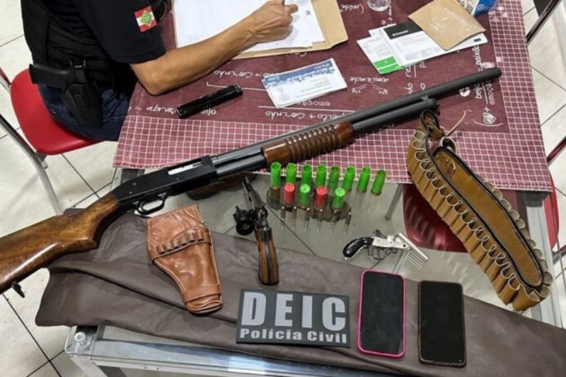 The police confiscated several items, including weapons and ammunition, from the homes and headquarters of the companies under investigation.  Photo: Joinville Civil Police/Disclosure.