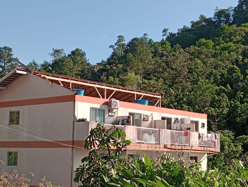 Moradora teve telhado de casa arrancado durante temporal nesta quarta-feira (29) – Foto: Nilda Solis/Arquivo Pessoal/Divulga&ccedil;&atilde;o/ND