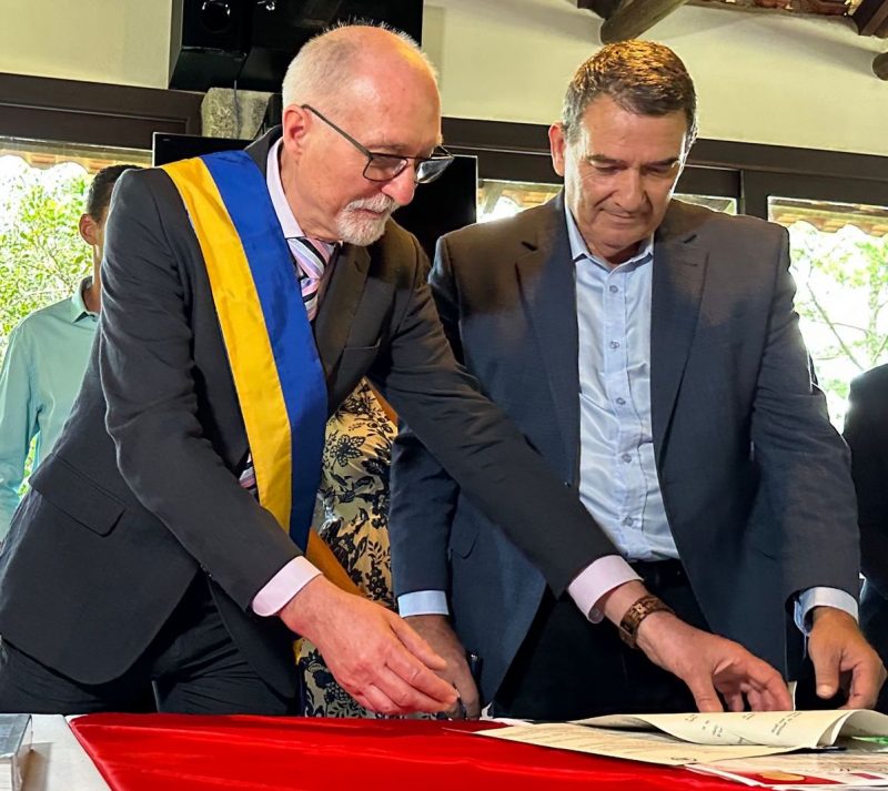 Pacto de Amizade entre as cidades de Pedras Grandes e Belluno foi assinado neste s&aacute;bado – Foto: Karina Manarin/ND