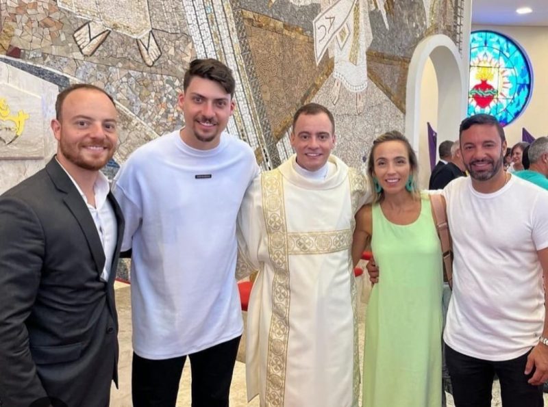 Jair Renan entre seus amigos criciumenses Lucas Dall&oacute; e Daniel Freitas durante a cerimonia de ordena&ccedil;&atilde;o do Padre Andr&eacute; Dall&oacute; – Foto: Divulga&ccedil;&atilde;o/ND