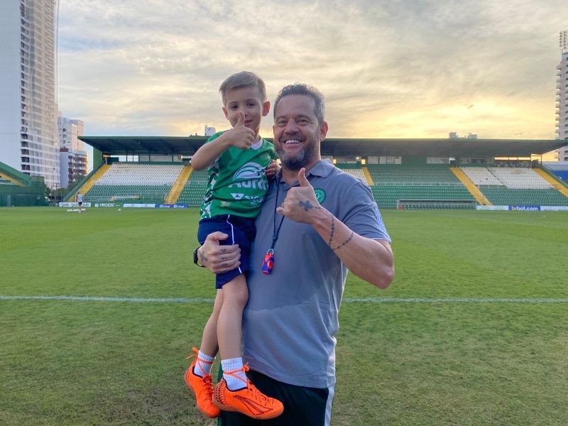 Argel com Vicente, neto de Sandro Pallaoro – Foto: Reprodu&ccedil;&atilde;o/ACF/ND