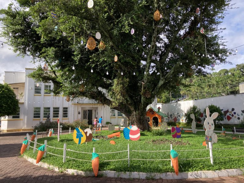 Decora&ccedil;&atilde;o de P&aacute;scoa &eacute; furtada de Pra&ccedil;a em Gaspar – Foto: Prefeitura Gaspar / Reprodu&ccedil;&atilde;o ND
