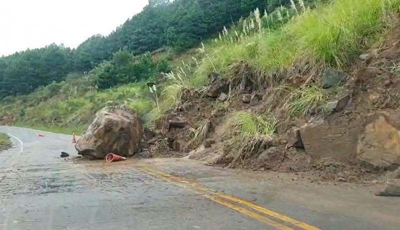Uma queda de barreira deixou o tr&acirc;nsito em meia pista na SC-110, no km 401 entre Urubici e S&atilde;o Joaquim. &mdash; Foto: Paulo Mueller/NDTV