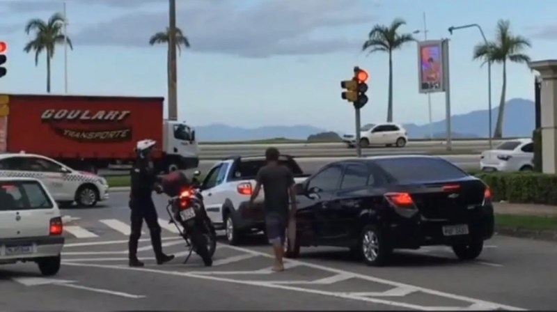 Pedinte no sem&aacute;foro em Florian&oacute;polis – Foto: Divulga&ccedil;&atilde;o