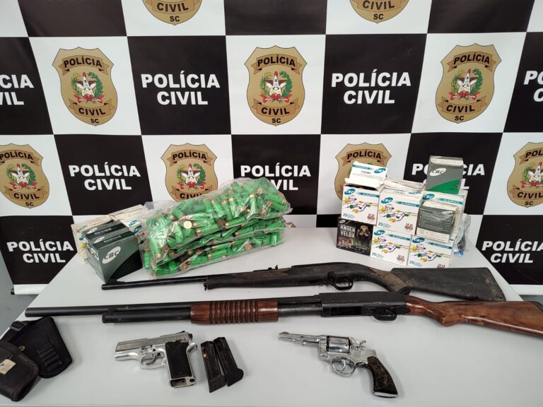 Homem &eacute; preso em flagrante com armas e muni&ccedil;&otilde;es em Gaspar – Foto: Pol&iacute;cia Civil / Reprodu&ccedil;&atilde;o ND