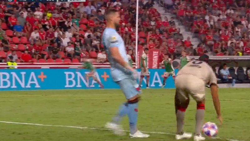 Pênalti bizarro no jogo Independiente x Colón, no Campeonato Argentino