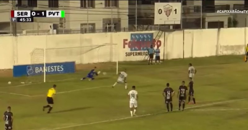 Time tenta 'jogada ensaiada' e perde pênalti bizarro