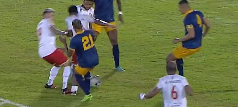 Jogadores do Tombense se trombaram e árbitro marcou pênalti