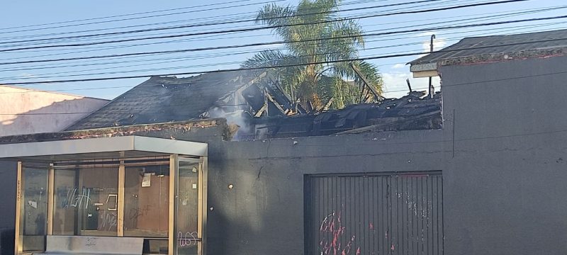 Um inc&ecirc;ndio destruiu uma boate durante a noite em Chapec&oacute;. – Foto: Geovan Petry/NDTV
