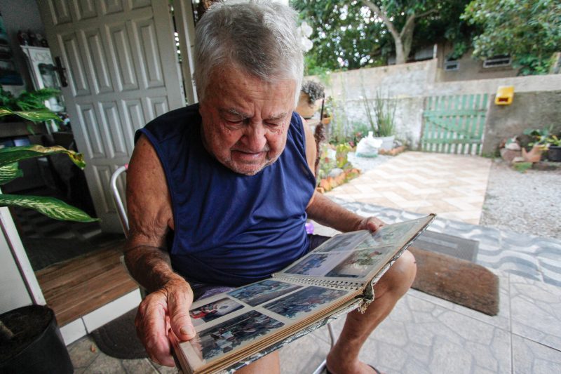 Seu Aldo mostra fotos antigas da fam&iacute;lia relacionadas com a pesca – Foto: Leo Munhoz/ND