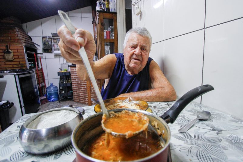 Aldo Correa, de 92 anos, &eacute; apaixonado por pir&atilde;o de peixe – Foto: Leo Munhoz/ND