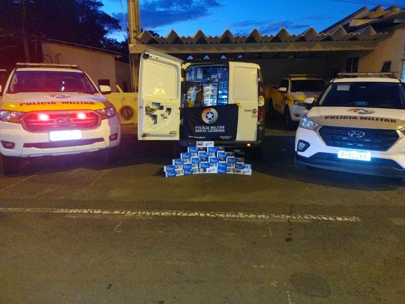 Um homem foi detido com 22.500 mil ma&ccedil;os de cigarros contrabandeados em Xanxer&ecirc;. &mdash; Foto: PMRv/Reprodu&ccedil;&atilde;o/ND