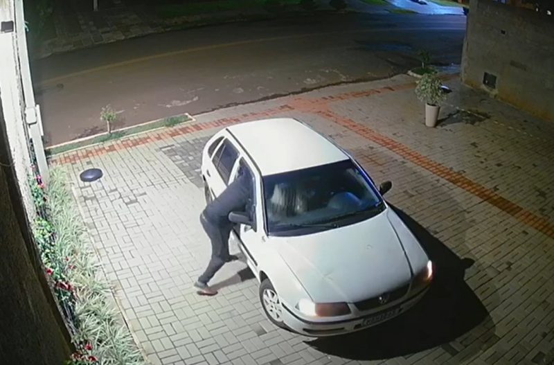 VÍDEO: Ladrão só para após polícia capotar seu veículo
