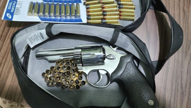 Um homem de 44 anos foi preso em flagrante pelo crime de posse irregular de arma de fogo. &mdash; Foto: Pol&iacute;cia Civil/Reprodu&ccedil;&atilde;o/ND
