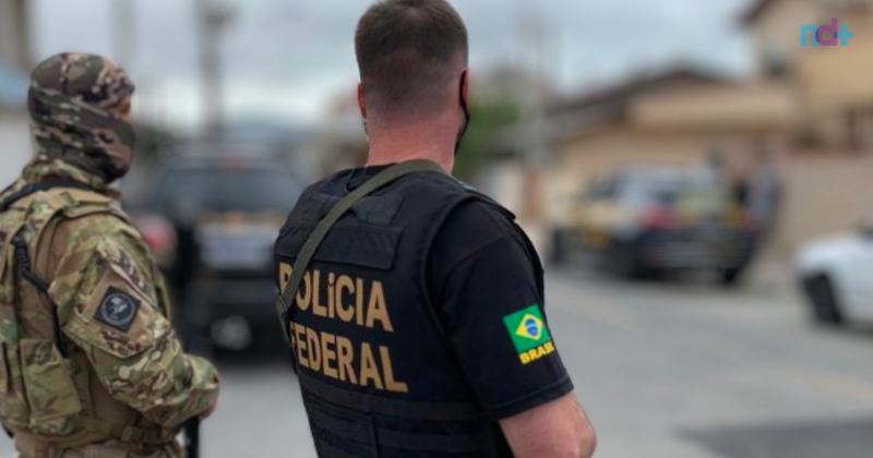 Foto mostra homem com uniforme da Polícia Federal, órgão que prendeu cidadão britânico procurado pela Interpol em dezembro de 2023