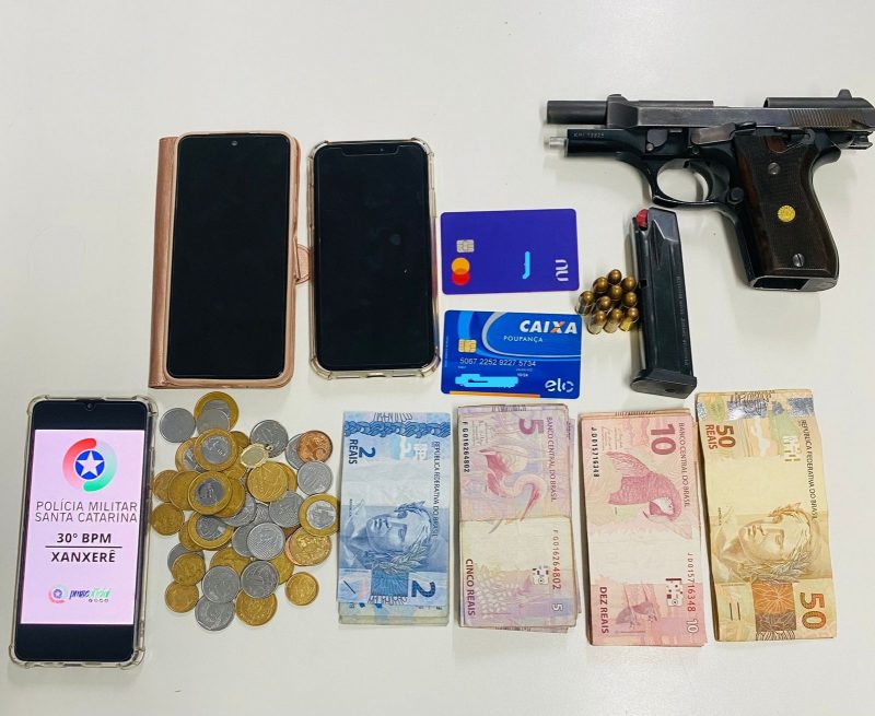 Uma mulher foi presa com uma arma, muni&ccedil;&otilde;es e dinheiro em Xanxer&ecirc;. &mdash; Foto: Pol&iacute;cia Militar (3)