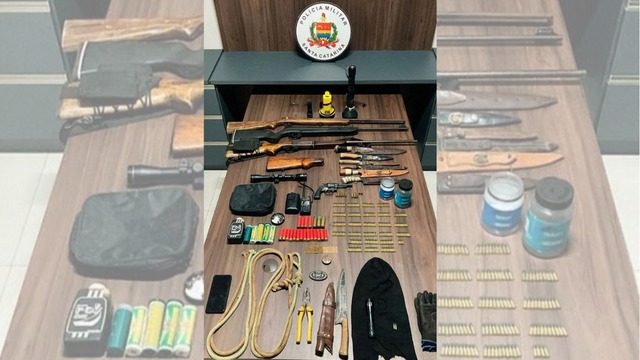 O homem foi preso com armas, muni&ccedil;&otilde;es e diversos outros objetos em Irani. – Foto: Pol&iacute;cia Militar/Reprodu&ccedil;&atilde;o/ND