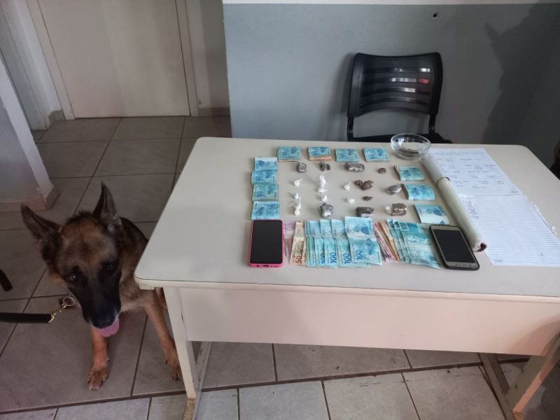 A pol&iacute;cia desconfiou de uma atitude suspeita e descobriu os valores em dinheiros e as drogas. O trio foi detido em Chapec&oacute;. &mdash; Foto: Pol&iacute;cia Militar/Reprodu&ccedil;&atilde;o/ND