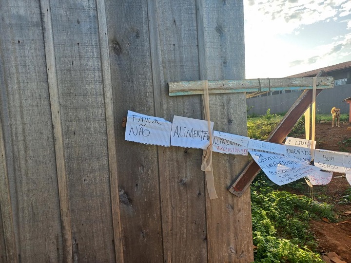 Bilhetes com amea&ccedil;as foram deixados virados para a casa da vizinha. – Foto: Pol&iacute;cia Militar/Divulga&ccedil;&atilde;o/ND