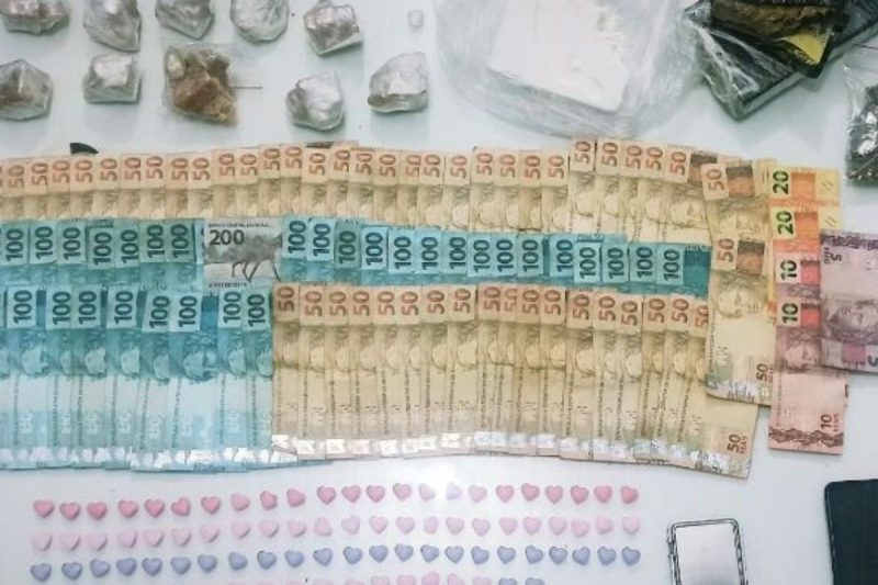 Policiais apreenderam drogas e dinheiro em esp&eacute;cie com suspeito por tr&aacute;fico de entorpecentes – Foto: Pol&iacute;cia Militar/Divulga&ccedil;&atilde;o