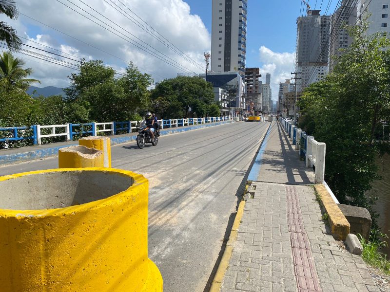 Sete laudos j&aacute; foram emitidos informando o poss&iacute;vel colapso da ponte – Foto: Pedro Mariano/NDTV