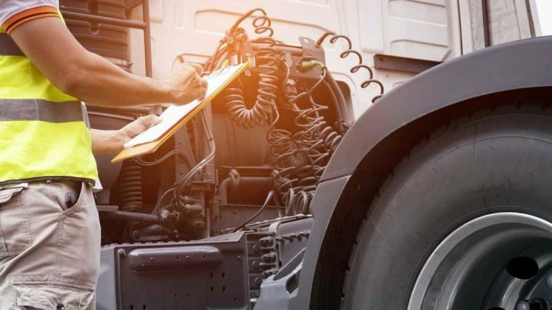 Caminh&atilde;o pendurado cai em mec&acirc;nico em Chapec&oacute; – Foto: Internet/Reprodu&ccedil;&atilde;o/ND