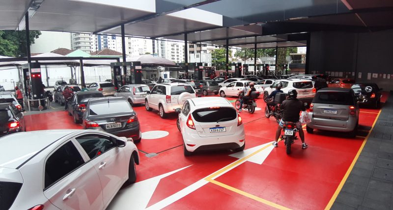 Posto Joia, localizado na Av. Mauro Ramos, em Florian&oacute;polis, registra filas enormes em raz&atilde;o do combust&iacute;vel barato – Foto: Reprodu&ccedil;&atilde;o/Internet