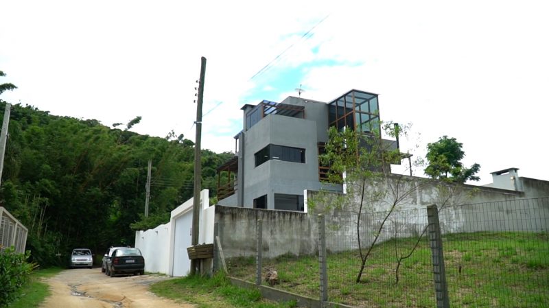 Identificados irm&atilde;os mortos na frente dos filhos em pousada de SC; um recebeu mais de 30 tiros – Foto: Gustavo Souza/NDTV