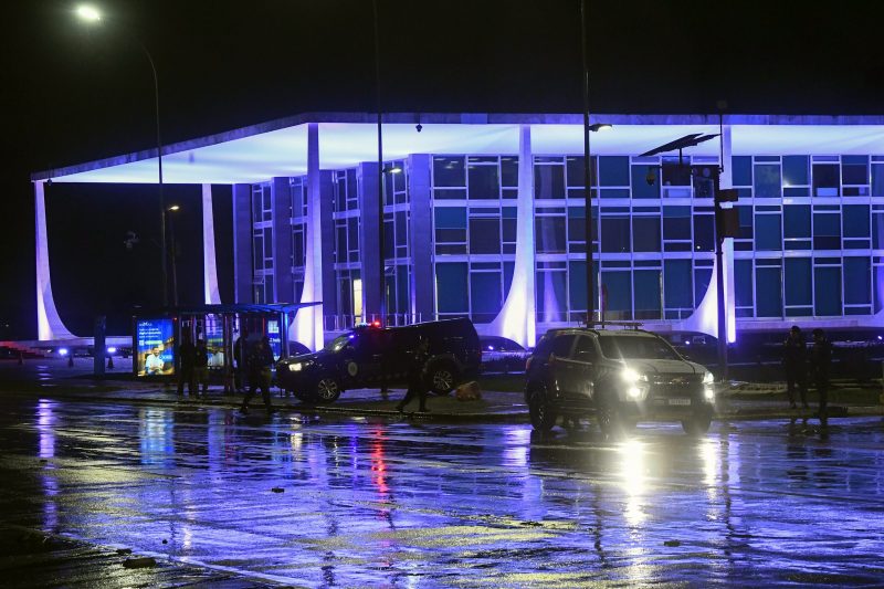 Frente do senado após explosões registradas na noite de quarta-feira (13)