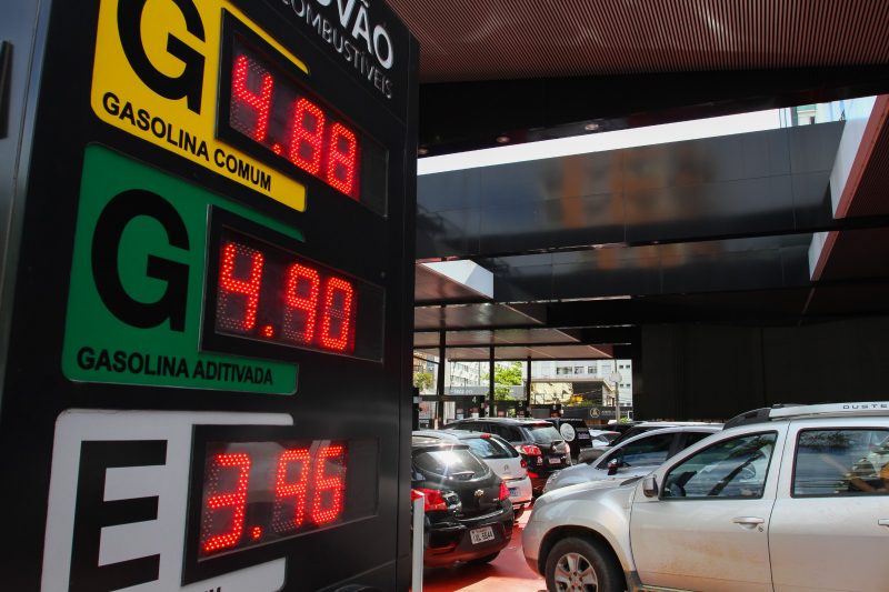 Gasolina em Florianópolis pode ser até R$ 1 mais barata dependendo do local 
