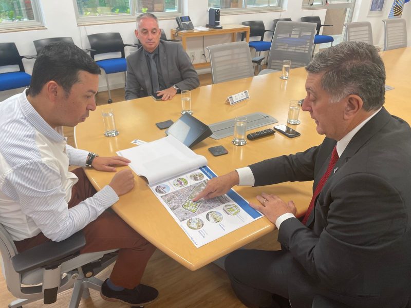 Em Bras&iacute;lia, prefeito Top&aacute;zio Neto mostrou urg&ecirc;ncia em realizar obras da Capital do Estado. &mdash; Foto: Ascom Prefeitura de Florian&oacute;polis/Divulga&ccedil;&atilde;o/ND